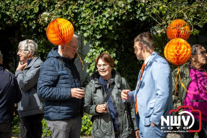 Volle terrassen, bruisende kleedjesmarkt en sportieve Wallenloop: Elburg leeft tijdens koningsdag! - &copy; NWVFoto.nl